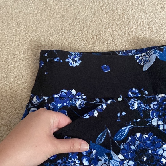 BOGO! INC pull on floral shorts - Picture 3 of 4